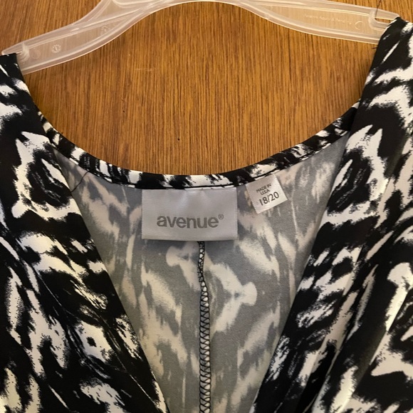 Avenue Sleeveless Maxi V NeckDress. Plus 18 / 20. Black & White Diamond pattern - Picture 3 of 7